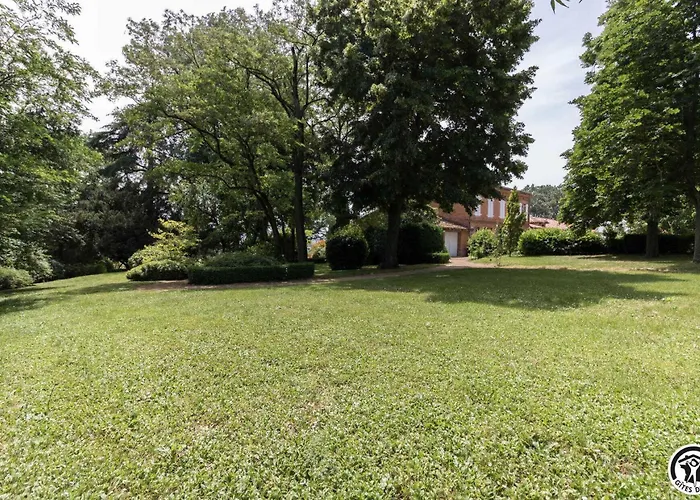 Le Parc Des Moutous Aurin